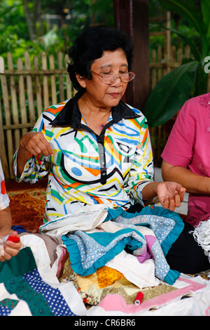 Femme produisant patchwork, arts et artisanat, Palalangon, Bandung, Java, Indonésie, Asie du sud-est Banque D'Images