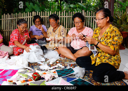 La production des femmes patchwork, arts et artisanat, Palalangon, Bandung, Java, Indonésie, Asie du sud-est Banque D'Images