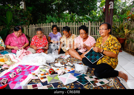 La production des femmes patchwork, arts et artisanat, Palalangon, Bandung, Java, Indonésie, Asie du sud-est Banque D'Images