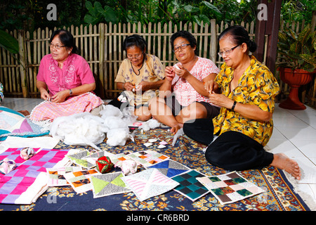 La production des femmes patchwork, arts et artisanat, Palalangon, Bandung, Java, Indonésie, Asie du sud-est Banque D'Images