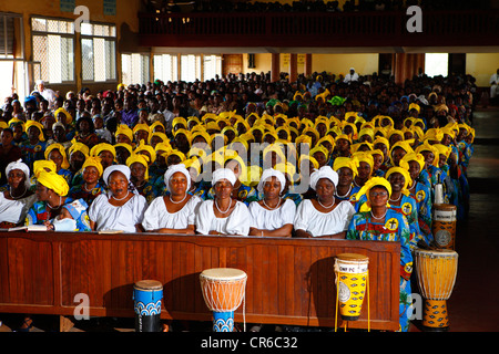 Les femmes dans un service de dimanche, Bamenda, Cameroun, Afrique Banque D'Images