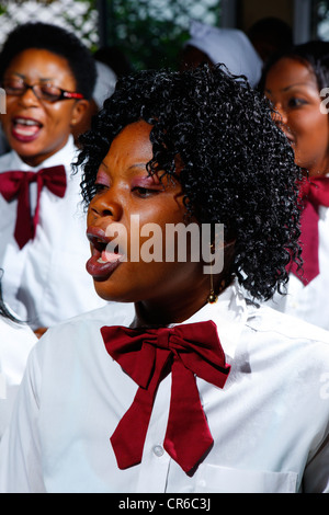 Les femmes à chanter lors d'un culte de dimanche, Bamenda, Cameroun, Afrique Banque D'Images