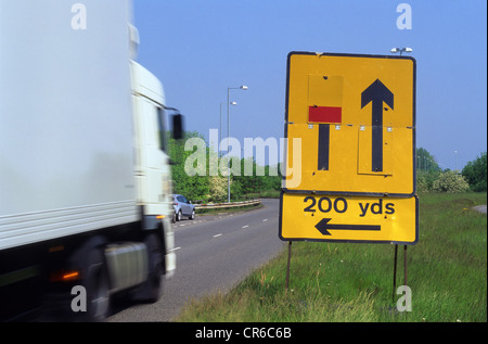 Panneau d'avertissement de passage de camion fermé la voie de gauche de l'avant sur deux voies, uk Banque D'Images