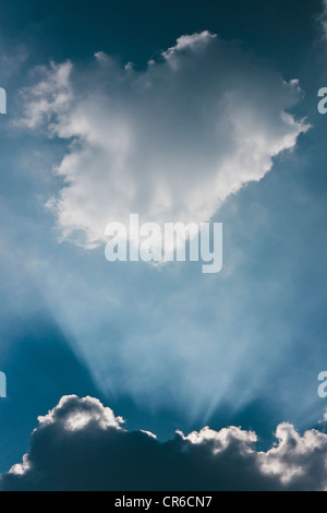 Allemagne, Sunbeam par cloudscape Banque D'Images