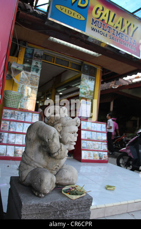 C'est une photo d'une Boutique DVD en Chine avec des copies piratées ou DVD. Il y a une statue à l'entrée pour protéger l'entreprise Banque D'Images