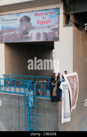 Les vendeurs désespérés en canot bateaux à quai des bateaux de croisière sur le Nil l'instabilité Egypt-Political a paralysé l'industrie du tourisme Banque D'Images