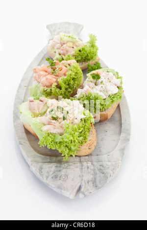 Filet de truite et crevettes sandwichs tartare dans la plaque sur fond blanc Banque D'Images