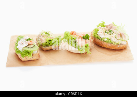 Filet de truite et crevettes sandwichs tartare sur papier Banque D'Images