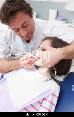 Germany, Bavaria, dentiste examining patient Banque D'Images