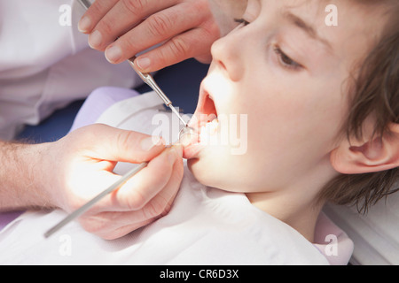 Germany, Bavaria, dentiste examining patient Banque D'Images