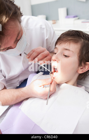 Germany, Bavaria, dentiste examining patient Banque D'Images