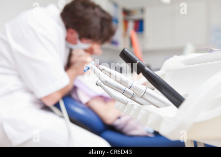 Germany, Bavaria, dentiste examining patient Banque D'Images