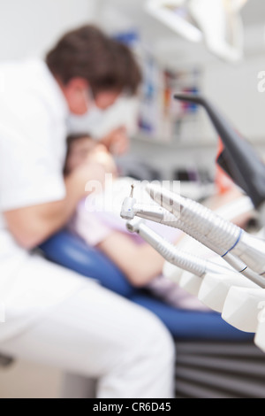 Germany, Bavaria, dentiste examining patient Banque D'Images