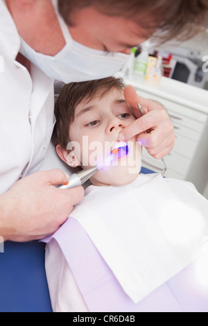 Germany, Bavaria, dentiste examining patient Banque D'Images