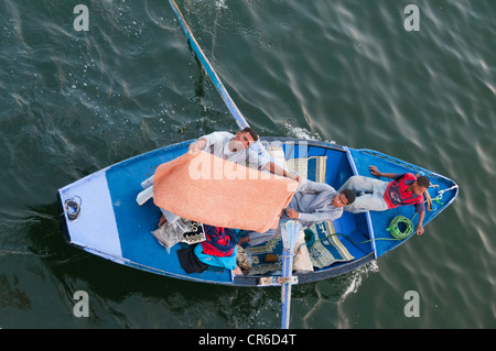 Les vendeurs désespérés en canot bateaux à quai des bateaux de croisière sur le Nil l'instabilité Egypt-Political a paralysé l'industrie du tourisme Banque D'Images