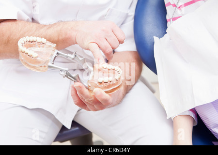 Allemagne, Bavière, patient et médecin avec dentier Banque D'Images