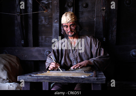 Marin sculpture dans une reproduction de Caravel Santa Maria navire. Christophe Colomb l'a utilisée dans son premier voyage en Amérique latine Banque D'Images