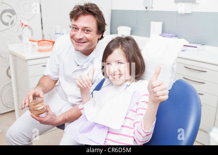 Allemagne, Bavière, patient et médecin avec les dentiers, smiling, portrait Banque D'Images