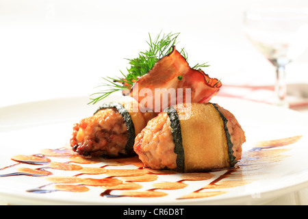 Des boulettes de viande enveloppés dans de fines tranches de courgettes Banque D'Images