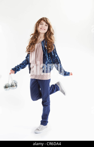 Fille avec boule disco, smiling, portrait Banque D'Images