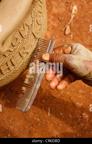 Femme à l'aide d'un peigne d'appliquer un modèle de poterie traditionnelle, Babessi, Cameroun, Afrique Banque D'Images