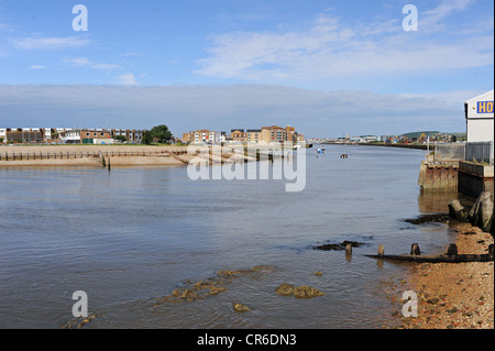 Avis de Shoreham Harbour et Plage propriétés le long de la rivière Adur West Sussex UK Banque D'Images