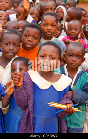 Les enfants de l'école, 7, le port de l'uniforme scolaire, école primaire, Bamenda, Cameroun, Afrique Banque D'Images