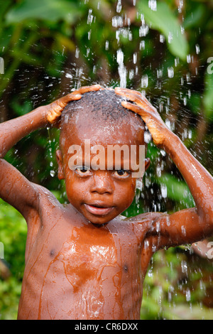 Garçon, 6, prendre une douche, Bamenda, Cameroun, Afrique Banque D'Images