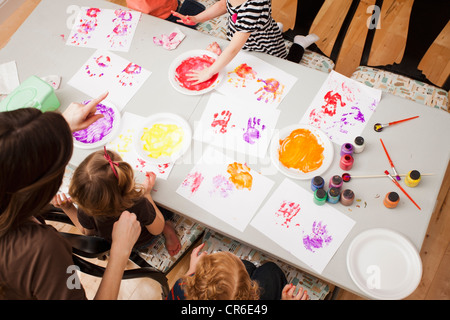 High angle view of children (2-3, 4-5) l'impression les mains sur papier Banque D'Images