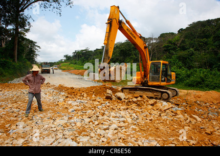 Excavatrice, la construction de routes à travers la jungle, en vertu de dirigeants chinois, Bamenda, Cameroun, Afrique Banque D'Images