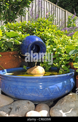 Petit plan d'eau à énergie solaire aidant à économiser de l'argent et de l'environnement dans le jardin intérieur UK Banque D'Images