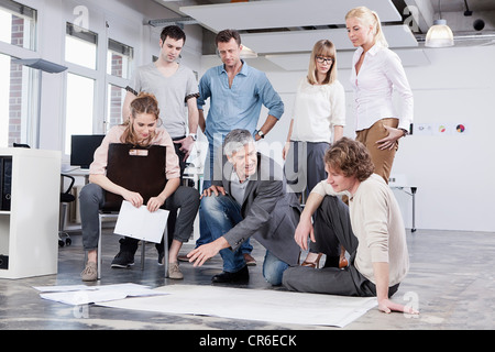 Germany, Bavaria, Munich, hommes et femmes discutant dans office Banque D'Images