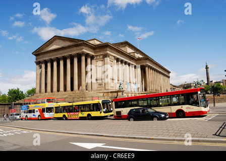 Open top bus touristique passant l'emblématique St Georges Hall, un bâtiment classé de grade 11 dans le centre-ville de Liverpool. Banque D'Images