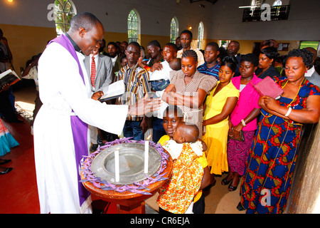 Bébé d'être baptisé, Bukoba, région de Kagera, Tanzanie, Afrique du Sud Banque D'Images