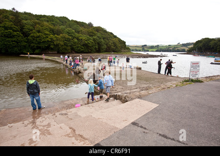 La pêche de crabes à Stoke Gabriel, Devon, Angleterre, Royaume-Uni. Banque D'Images