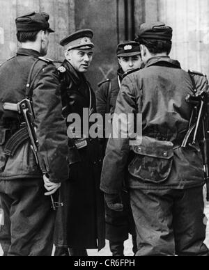 Poppe, Helmut, 1926 - 1979, général allemand, commandant de Berlin est 23.8.1962 - 31.5.1971, visite à la frontière sectorielle, porte de Brandebourg, 26.3.1963, , Banque D'Images