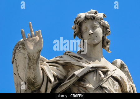 Statue d'un ange sur le Ponte Sant'Angelo Bridge, pont Aelian, Castel Sant'Angelo, également connu sous le nom de mausolée d'Hadrien, Rome Banque D'Images