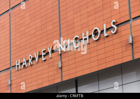 'Harvey Nichols signe sur le mur extérieur de leur boutique de Manchester dans l'Exchange Square récemment mis au point. Banque D'Images