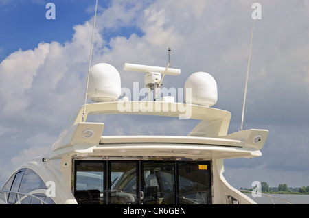 Système de communication antenne radar sur bateau de luxe Banque D'Images