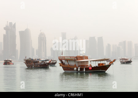 Les dhows à Doha, Qatar, Baie de juin 2012, avec le capital Arabe au 21e siècle skyline encore en construction à l'arrière-plan, Banque D'Images