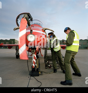 Le personnel au sol de l'ingénierie des flèches rouges, la RAF Aerobatic Team, lors de retournements de vols d'entraînement. Banque D'Images