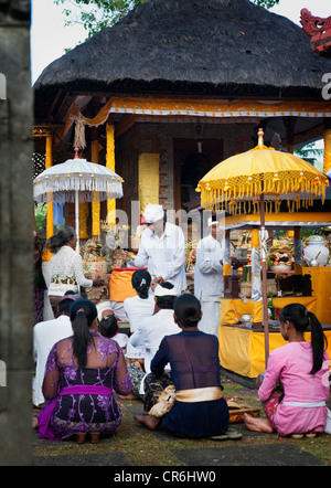 Chaque temple hindou balinais a un odalan sur son anniversaire, qui après le calendrier lunaire, a lieu tous les 210 jours. Banque D'Images