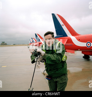 Le personnel au sol de l'ingénierie des flèches rouges, la RAF Aerobatic Team, bobines de câble anti-statique après l'avitaillement d'un faucon. Banque D'Images