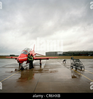 Le personnel au sol de l'ingénierie des flèches rouges, la RAF AEROBATIC TEAM un abri du temps sur l'aire de l'aérodrome. Banque D'Images