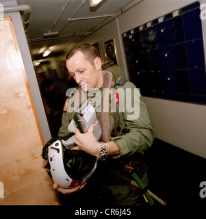 Le chef d'escadron Spike Jepson, chef de la flèches rouges, la RAF Aerobatic Team quitte pour un autre vol d'entraînement. Banque D'Images