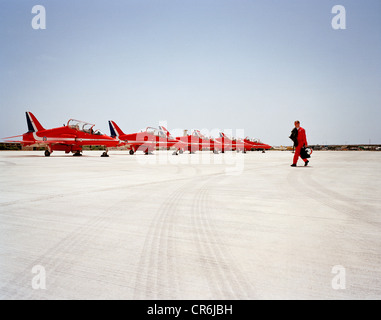 Seul pilote de la flèches rouges, la RAF aerobatic team sort de ses avions Hawk avant un vol d'affichage à la Jordanie. Banque D'Images