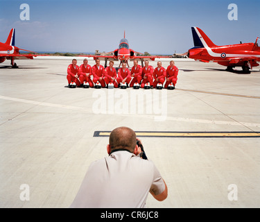 Portrait publicitaire officiel pour les flèches rouges, la RAF AEROBATIC TEAM à la mi-journée à l'éblouissement RAF Akrotiri. Banque D'Images