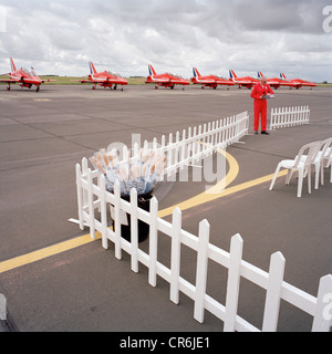 Commentateur au sol de pilote les flèches rouges, la RAF aerobatic team prépare lui-même devant un affichage public. Banque D'Images