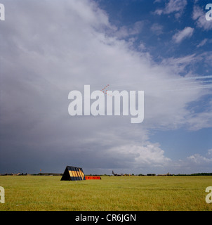 Les flèches rouges, la RAF Aerobatic Team, effectuer leur affichage sur un aérodrome public Paysage de flèches de l'aviation. Banque D'Images