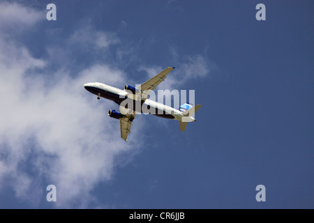 Airbus jet Blue sur Long Beach Long Island sur l'approche à l'atterrissage à l'aéroport JFK de New York Banque D'Images